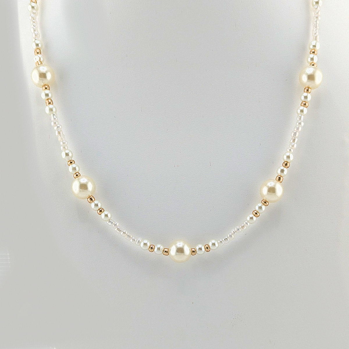 White pearls with gold accents beaded classical necklace