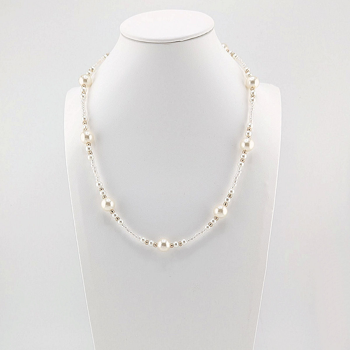 White pearls with gold accents beaded classical necklace