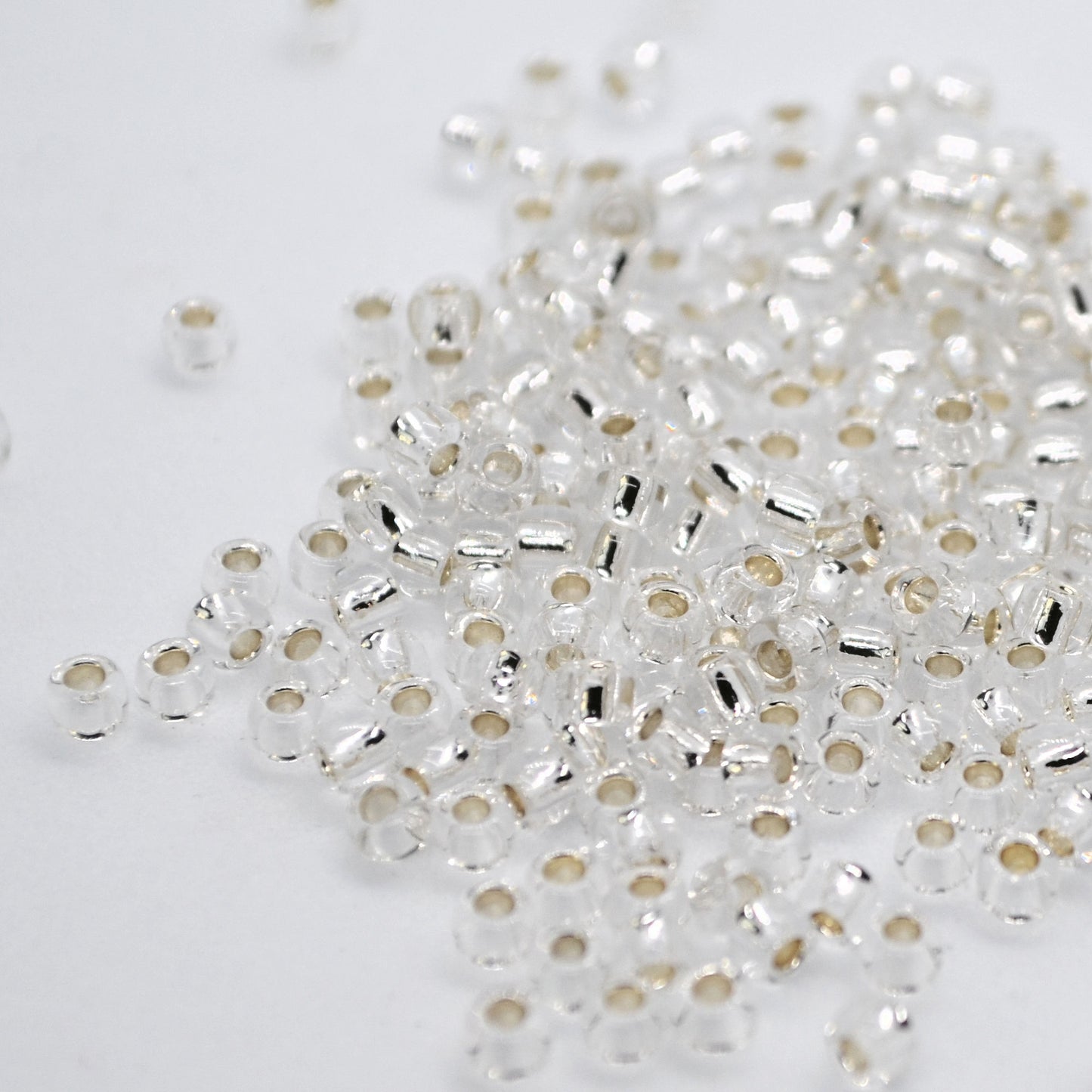 Toho Glass Seed Beads, 8/0 3mm, Crystal Clear, Silver Lined, 7gm approx 330 beads, 1mm hole