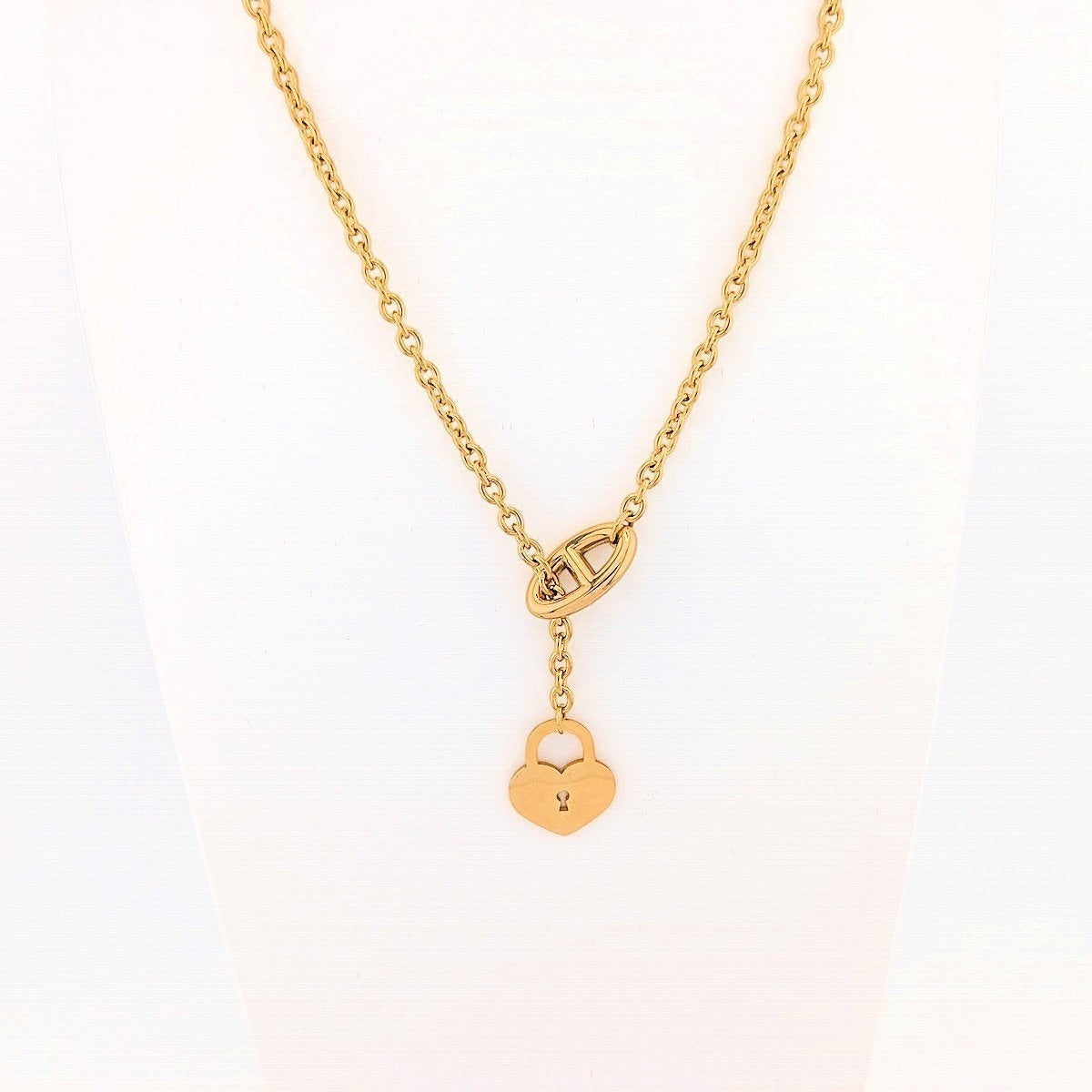 This 18K Gold plated, Stainless Steel chain necklace features a distinctive toggle closure and a heart-shaped padlock pendant