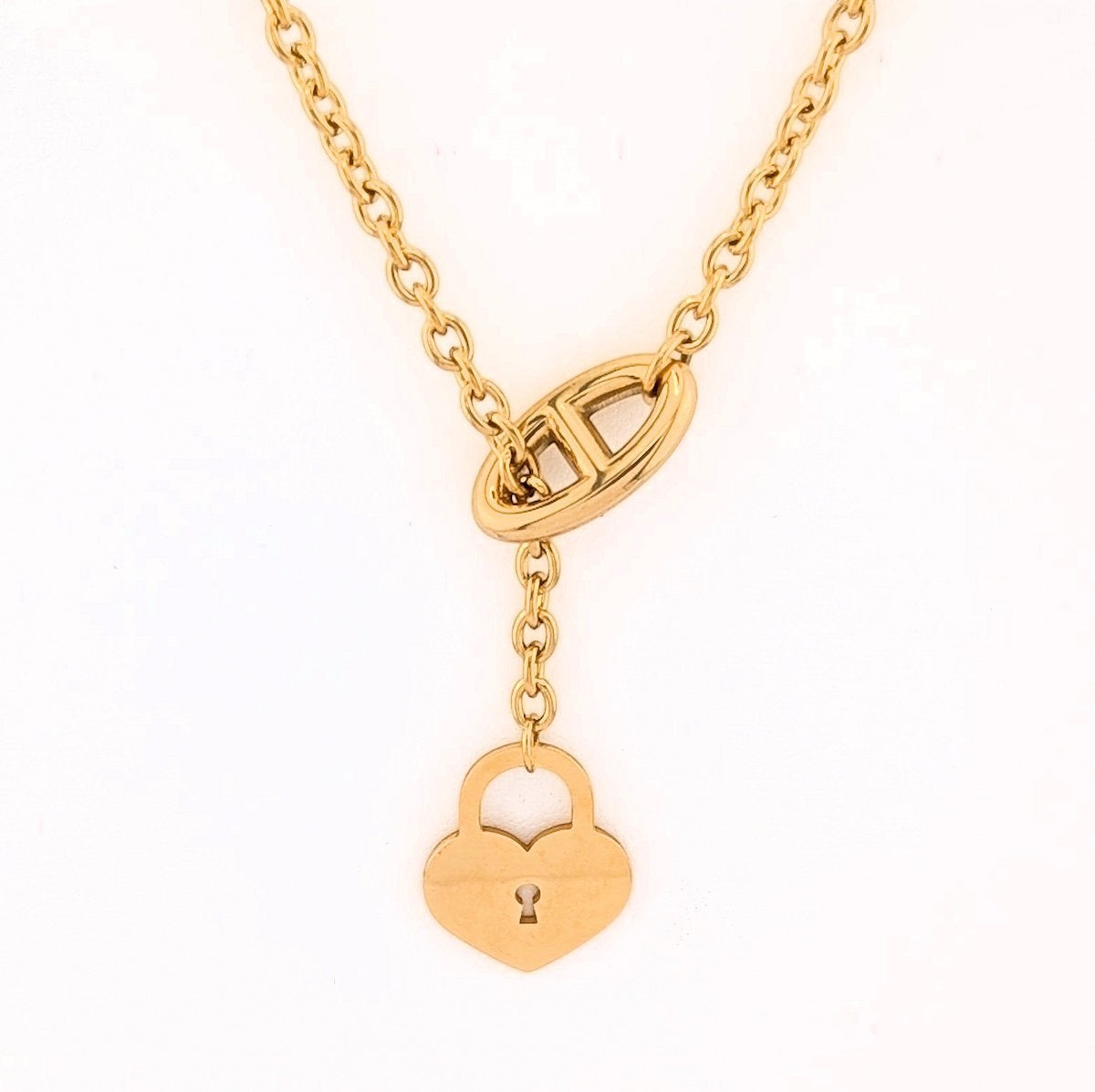 This 18K Gold plated, Stainless Steel chain necklace features a distinctive toggle closure and a heart-shaped padlock pendant