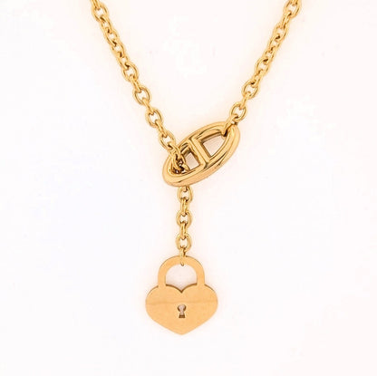 This 18K Gold plated, Stainless Steel chain necklace features a distinctive toggle closure and a heart-shaped padlock pendant