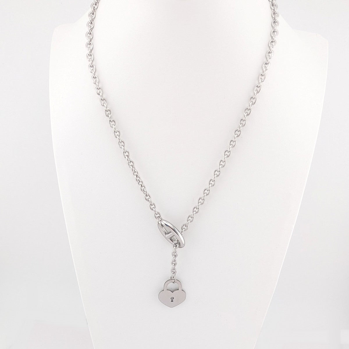 This 18K Gold plated, Stainless Steel chain necklace features a distinctive toggle closure and a heart-shaped padlock pendant